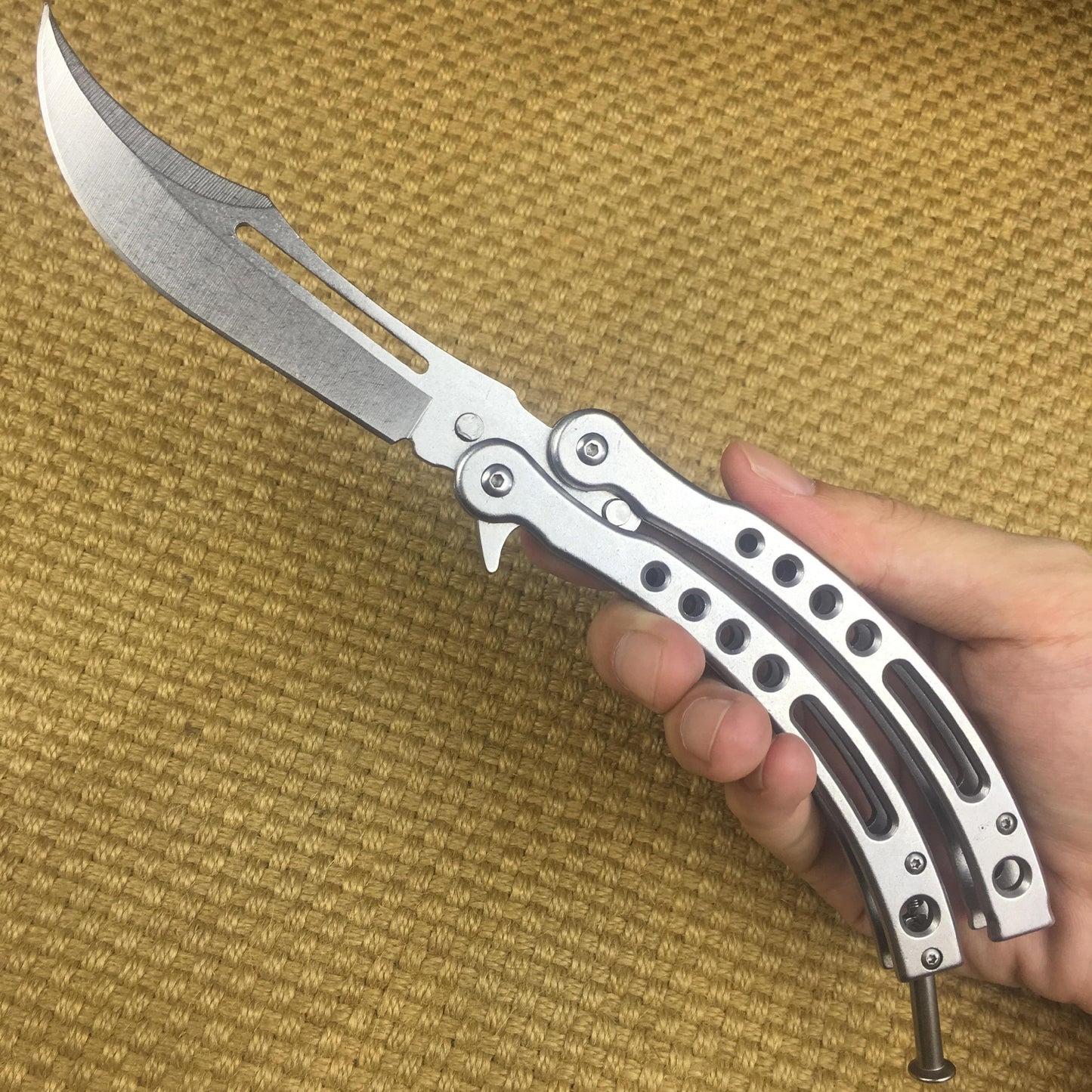 High Quality Crescent Tactical Butterfly Knife Pocket Survival Blade Outdoor Hunting Combat Knives Practice Knifes Flip Knife Self Defense Very Sharp Trainer Balisong