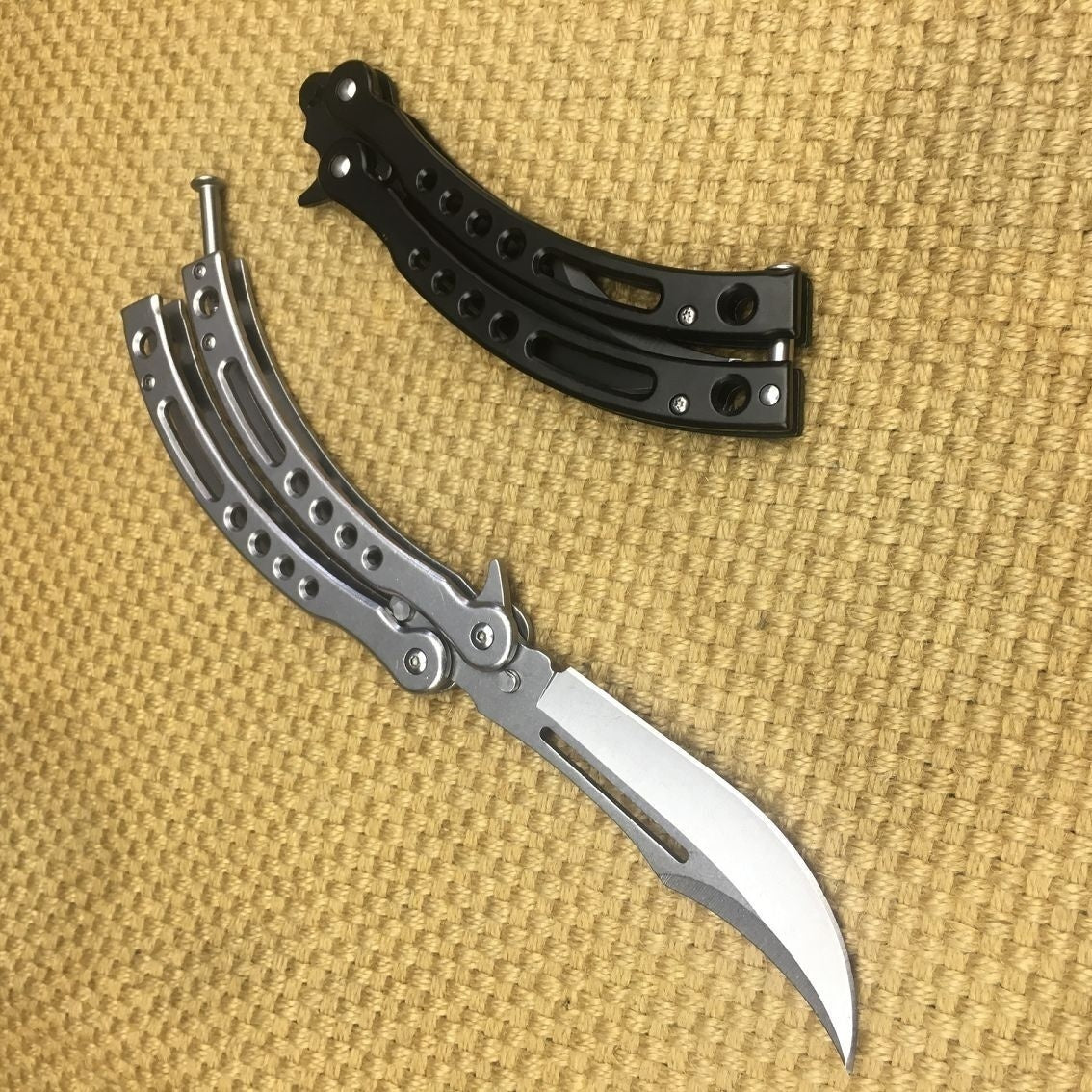 High Quality Crescent Tactical Butterfly Knife Pocket Survival Blade Outdoor Hunting Combat Knives Practice Knifes Flip Knife Self Defense Very Sharp Trainer Balisong