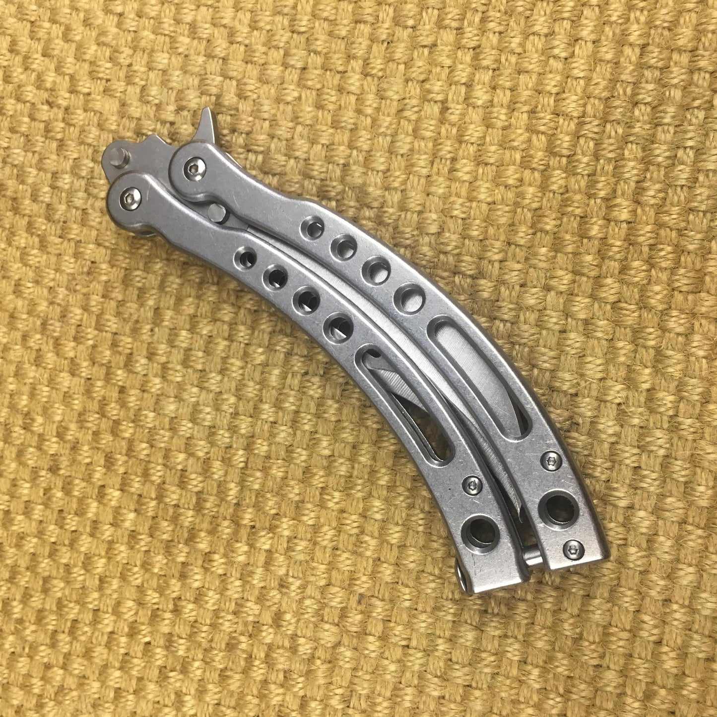 High Quality Crescent Tactical Butterfly Knife Pocket Survival Blade Outdoor Hunting Combat Knives Practice Knifes Flip Knife Self Defense Very Sharp Trainer Balisong