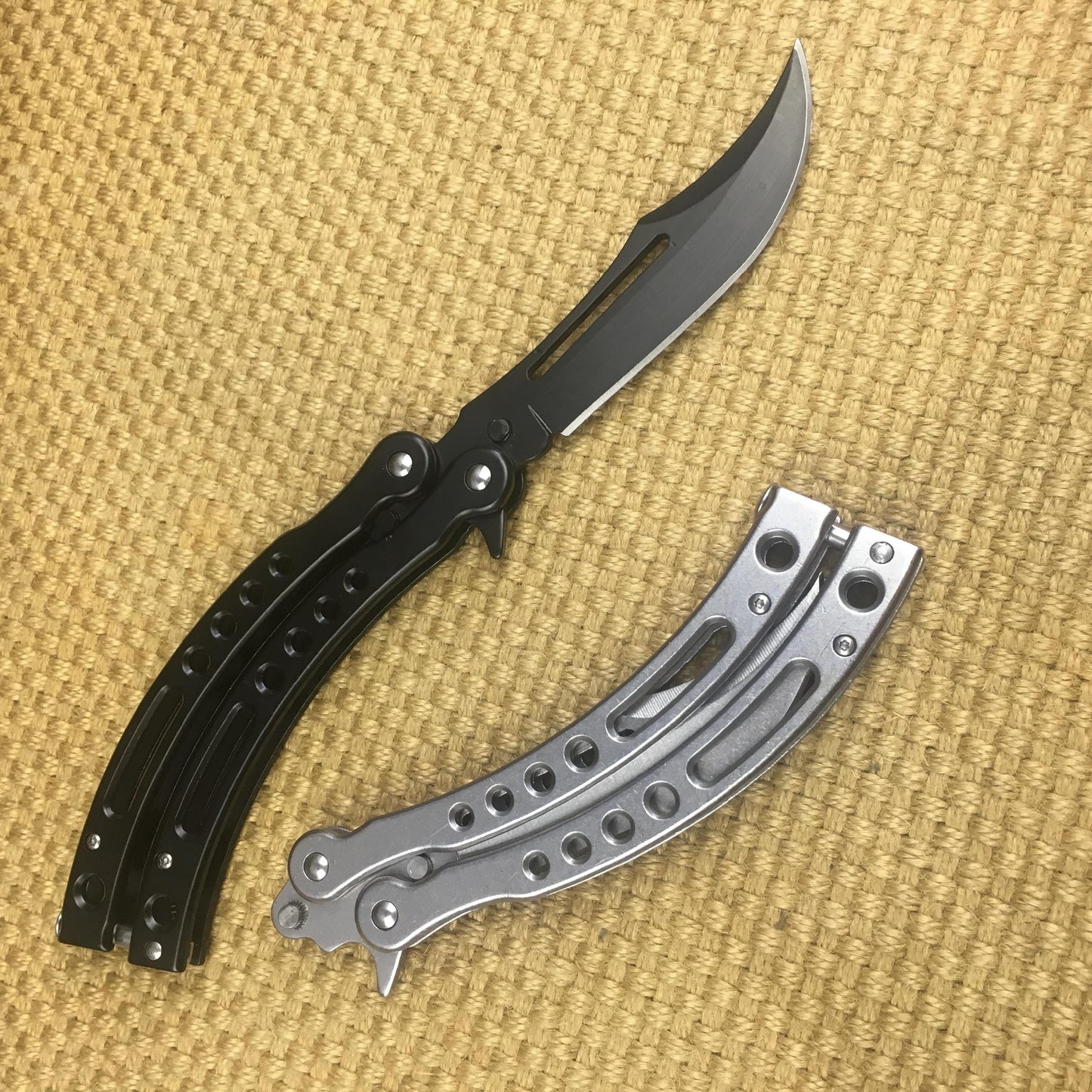 High Quality Crescent Tactical Butterfly Knife Pocket Survival Blade Outdoor Hunting Combat Knives Practice Knifes Flip Knife Self Defense Very Sharp Trainer Balisong