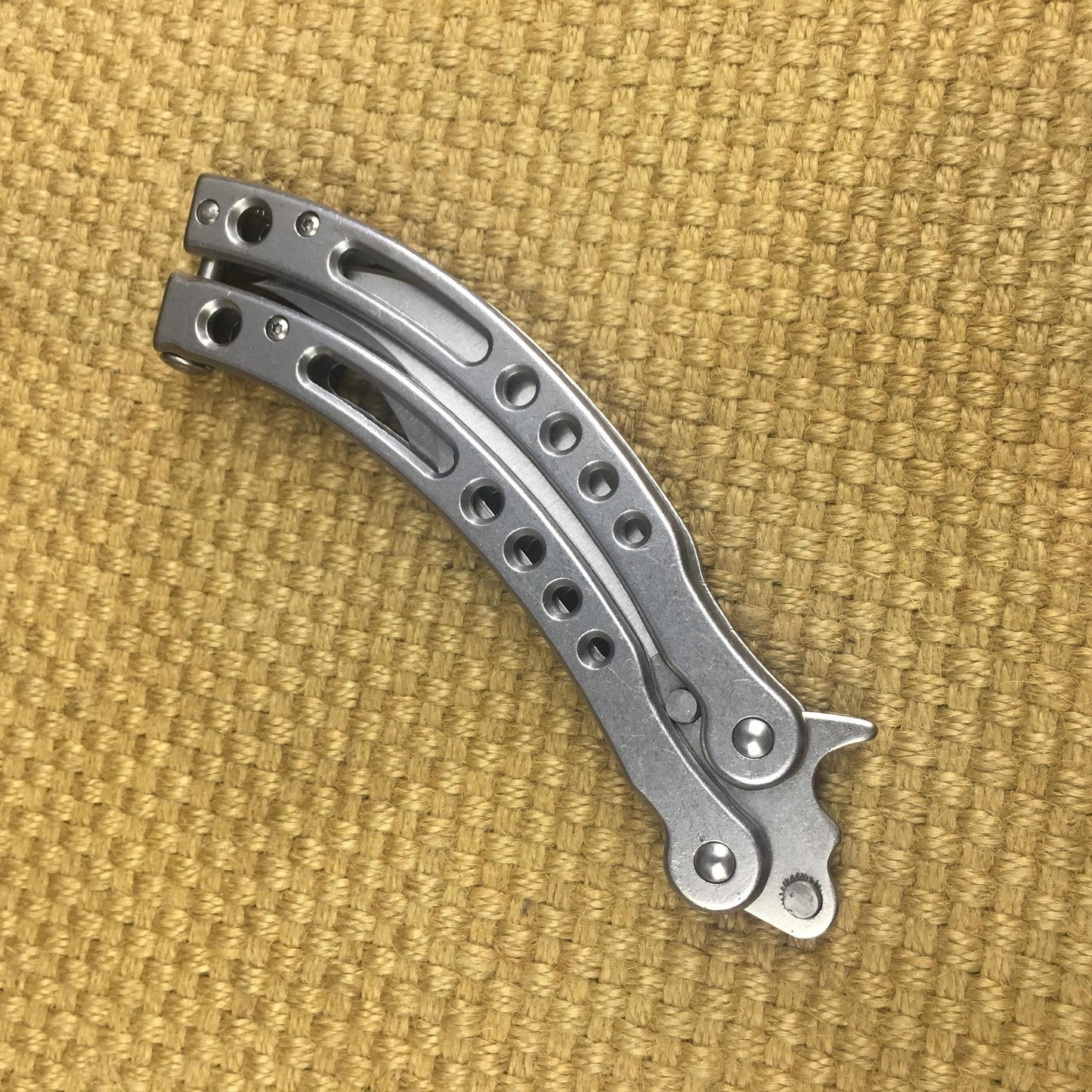 High Quality Crescent Tactical Butterfly Knife Pocket Survival Blade Outdoor Hunting Combat Knives Practice Knifes Flip Knife Self Defense Very Sharp Trainer Balisong