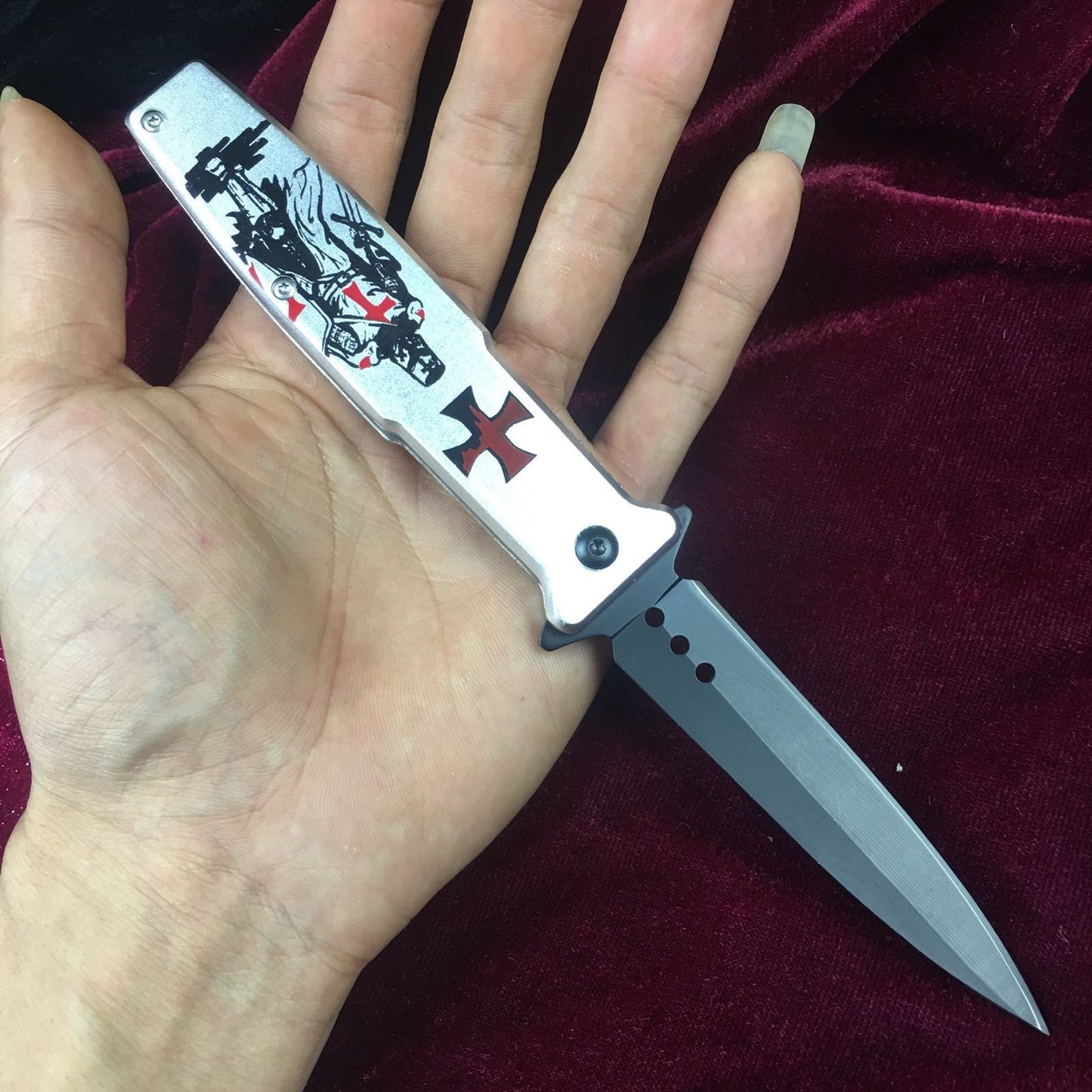 7cr13 Material Knight Pattern Tactical Knife, Silver & Black Handle Aluminum Alloy Folding Knife Rescue Knife Self-defense Knife Bayonet