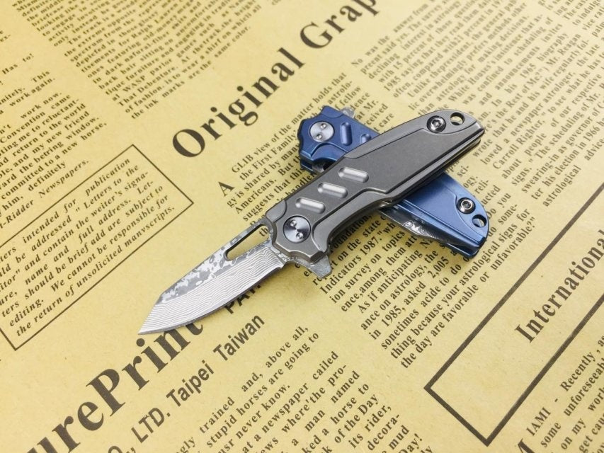Outdoor portable high hardness D2 steel and Damascus two, survival self-defense folding knife keychain multifunctional tool