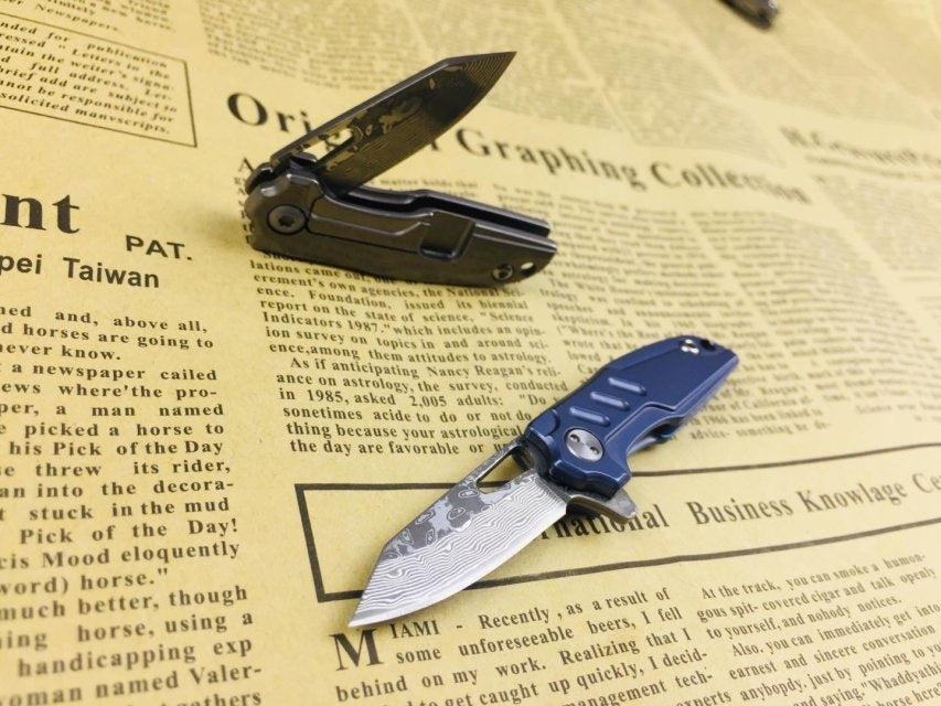 Outdoor portable high hardness D2 steel and Damascus two, survival self-defense folding knife keychain multifunctional tool