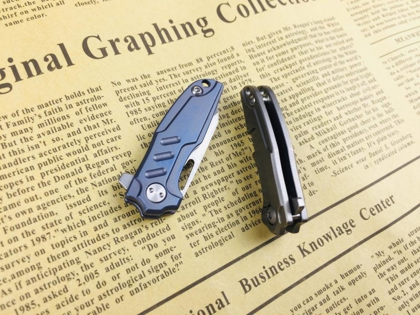 Outdoor portable high hardness D2 steel and Damascus two, survival self-defense folding knife keychain multifunctional tool