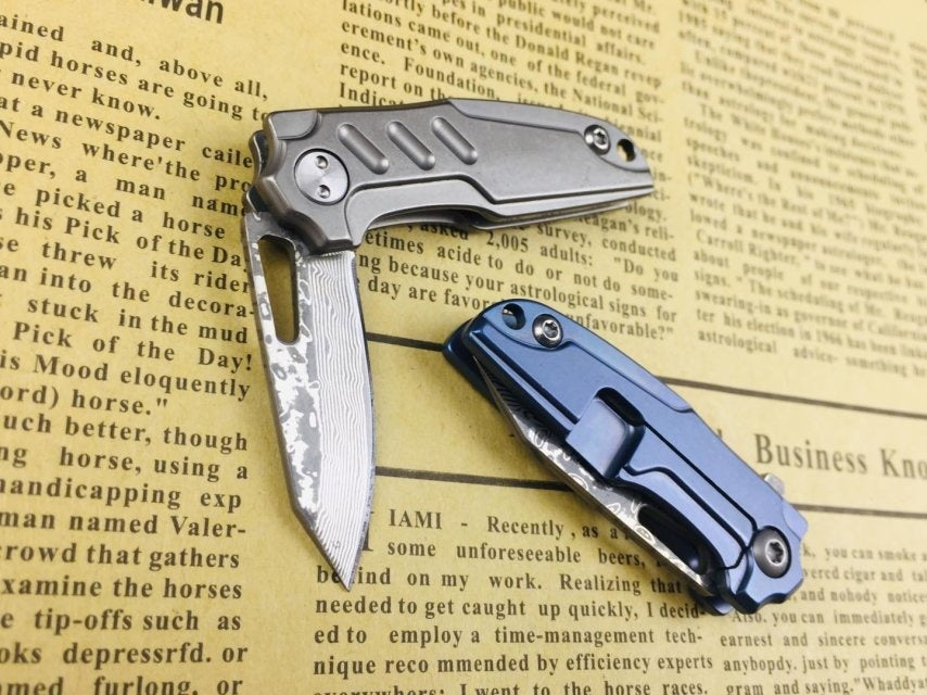 Outdoor portable high hardness D2 steel and Damascus two, survival self-defense folding knife keychain multifunctional tool