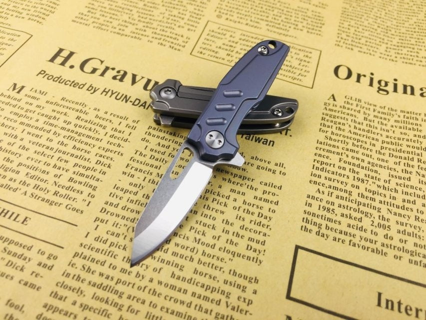 Outdoor portable high hardness D2 steel and Damascus two, survival self-defense folding knife keychain multifunctional tool